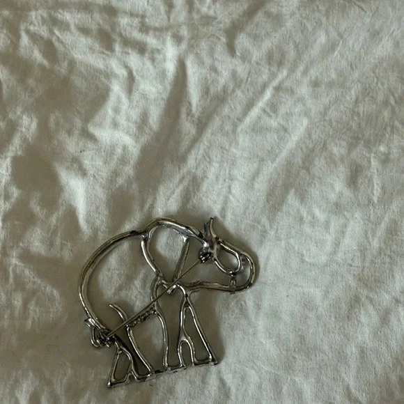 Elephant Brooch Red gem silver - Picture 4 of 4